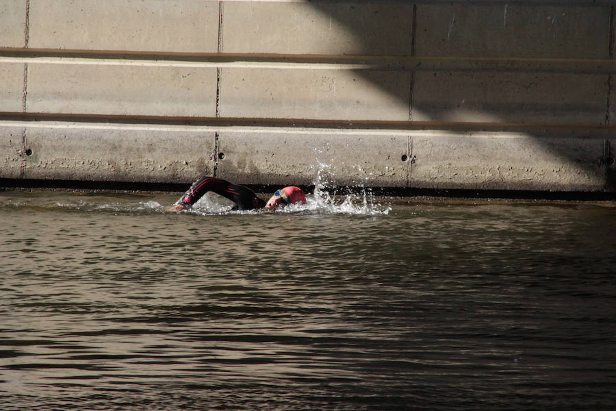 Salamanca se ha enganchado al triatlón. La capital charra acogió esta mañana la cuarta edición del Triatlón de Media Distancia, considerado además 'Campeonato Ibérico' por la importante presencia de triatletas lusos