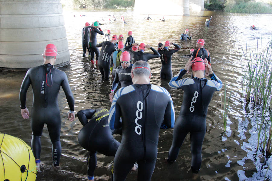 Salamanca se ha enganchado al triatlón. La capital charra acogió esta mañana la cuarta edición del Triatlón de Media Distancia, considerado además 'Campeonato Ibérico' por la importante presencia de triatletas lusos