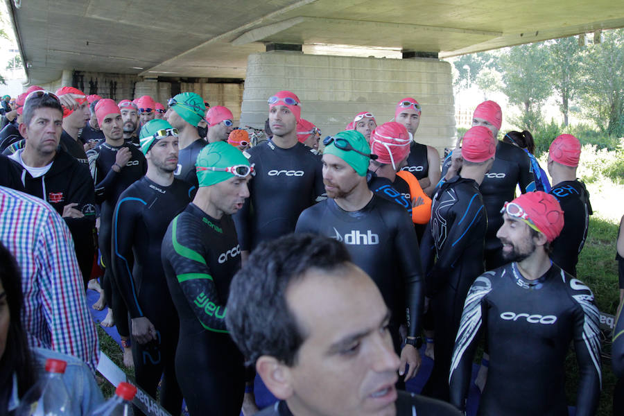 Salamanca se ha enganchado al triatlón. La capital charra acogió esta mañana la cuarta edición del Triatlón de Media Distancia, considerado además 'Campeonato Ibérico' por la importante presencia de triatletas lusos