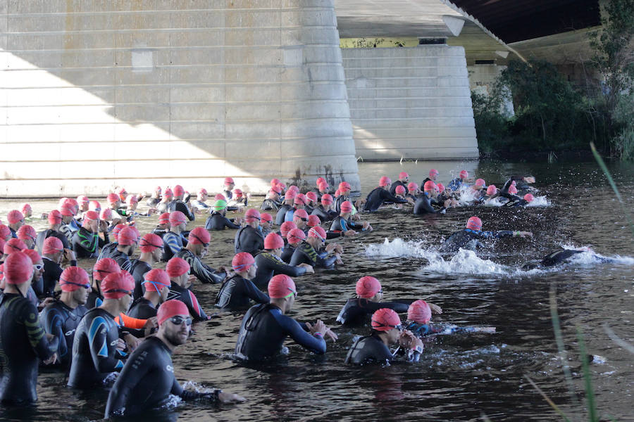 Salamanca se ha enganchado al triatlón. La capital charra acogió esta mañana la cuarta edición del Triatlón de Media Distancia, considerado además 'Campeonato Ibérico' por la importante presencia de triatletas lusos