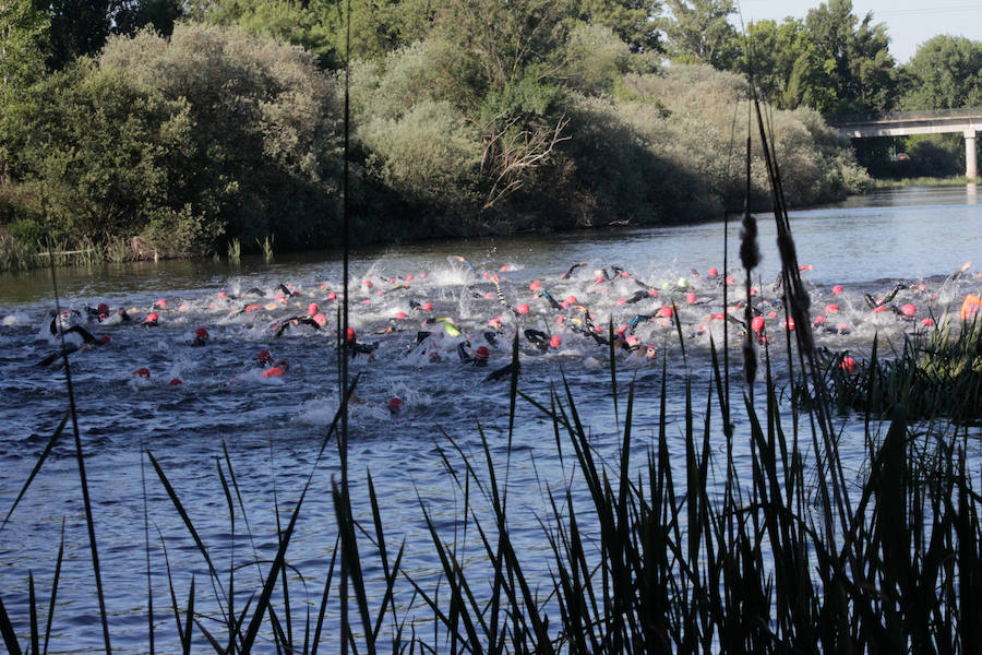 Salamanca se ha enganchado al triatlón. La capital charra acogió esta mañana la cuarta edición del Triatlón de Media Distancia, considerado además 'Campeonato Ibérico' por la importante presencia de triatletas lusos