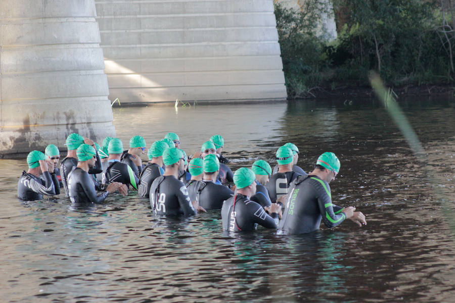 Salamanca se ha enganchado al triatlón. La capital charra acogió esta mañana la cuarta edición del Triatlón de Media Distancia, considerado además 'Campeonato Ibérico' por la importante presencia de triatletas lusos