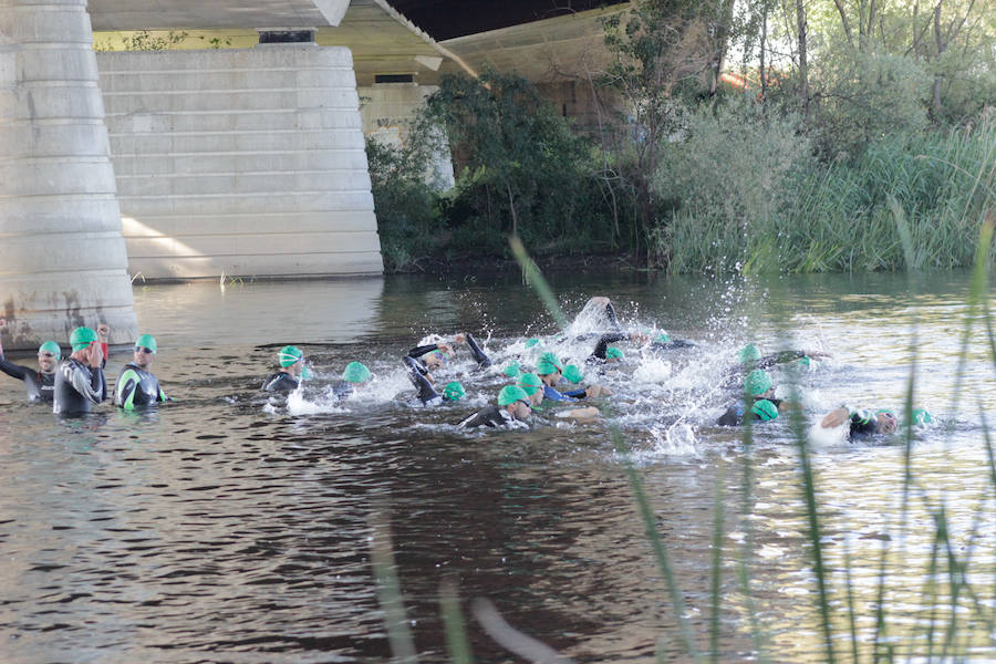 Salamanca se ha enganchado al triatlón. La capital charra acogió esta mañana la cuarta edición del Triatlón de Media Distancia, considerado además 'Campeonato Ibérico' por la importante presencia de triatletas lusos