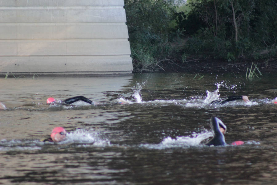 Salamanca se ha enganchado al triatlón. La capital charra acogió esta mañana la cuarta edición del Triatlón de Media Distancia, considerado además 'Campeonato Ibérico' por la importante presencia de triatletas lusos