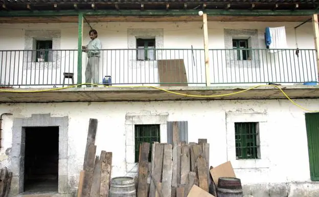 Carlos restaura la vieja escuela de Las Machorras lo que será su vivienda.