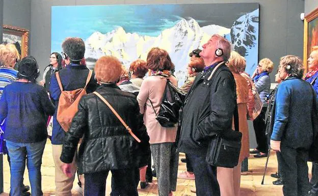 Visitantes a la exposición en la iglesia de Santa Cecilia.