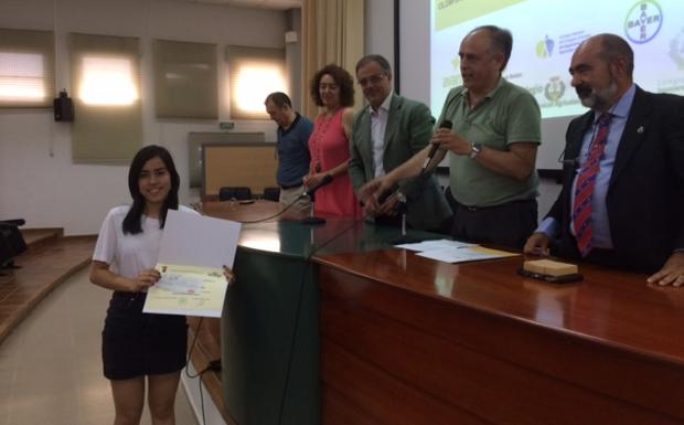 Marina Castaño Ishizaka muestra el diploma acreditativo.