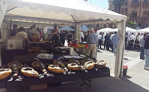 Uno de los puestos de la feria con varios perniles dispuestos para ser cortados. 