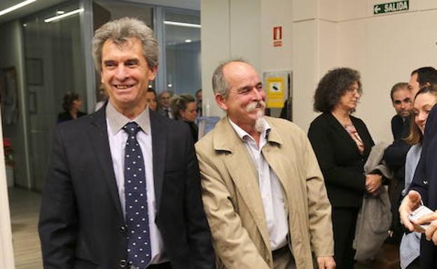 Gabriel Ruiz, a la izquierda, en las elecciones del Colegio de Abogados, el pasado mes de diciembre. 