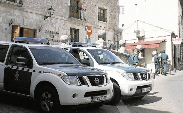 Coches de la Guardia Civil delante del Juzgado de Cuéllar. 