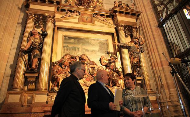 Las autoridades, ayer, delante del retablo.