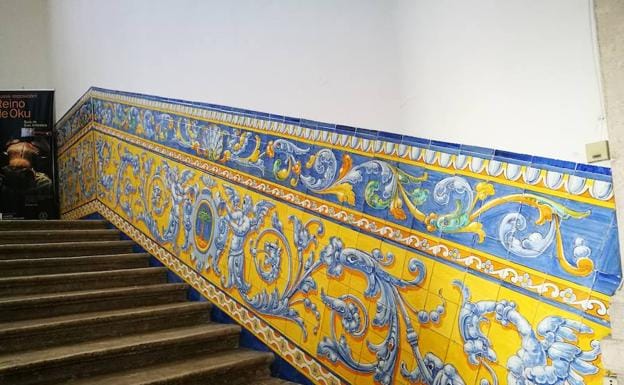 Lateral derecho de la escalera que conduce al Rectorado, con el zócalo de azulejos. 