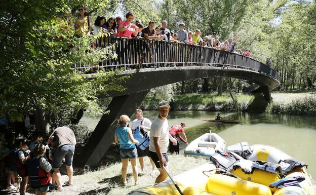 Las familias siguen desde un puente en el Sotillo la peripecia deportiva. 