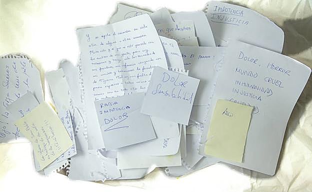 Un puñado de los cientos de mensajes depositados en la urna. 