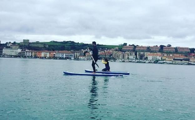 David Bustamante y su hija Daniella practian paddle surf. 