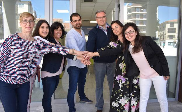 Alcalde, concejales y miembros de Guijuelo Joven, tras la inauguración del nuevo Guijuelo Joven. 