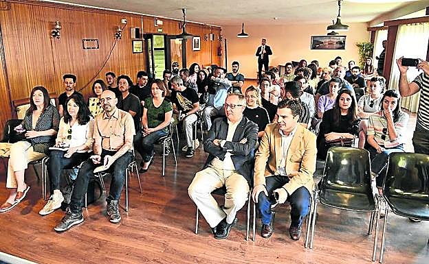 Asistentes a la presentación del encuentro de artistas, ayer, en la Casona del Pinar. 