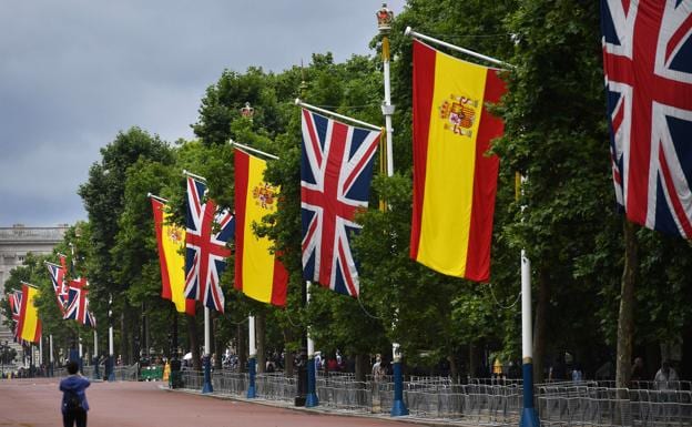 Banderas de España y del Reino Unido en una calle de Londres.