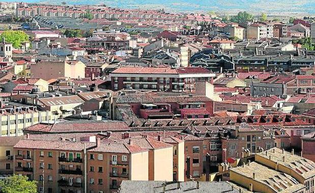 Vista panorámica tomada en un punto alto del recinto amurallado de Segovia desde el que se ven conjuntos de viviendas de distintos barrios de la ciudad. 