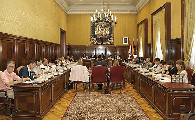 El pleno del Ayuntamiento de Palencia, arranca en la Diputación por el derrumbe del salón de plenos municipal del pasado día 5.
