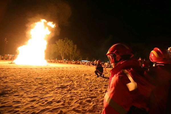 Hoguera en la Noche de San Juan en la playa de las Moreras en Valladolid. 