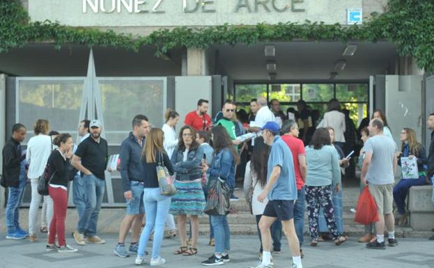 Aspirantes convocados en Valladolid esperan para entrar a hacer el examen.