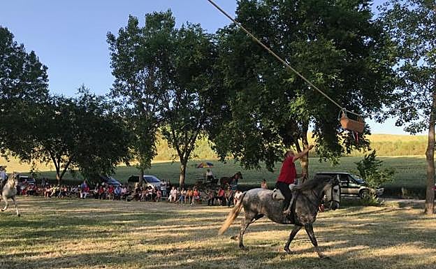 Uno de los participantes del torneo de cintas a caballo en Robladillo. 