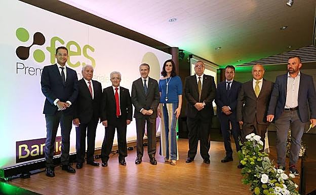 Los premiados, junto al presidente de la Fes, Andrés Ortega (cuarto por la izquierda), ayer, durante la gala. 