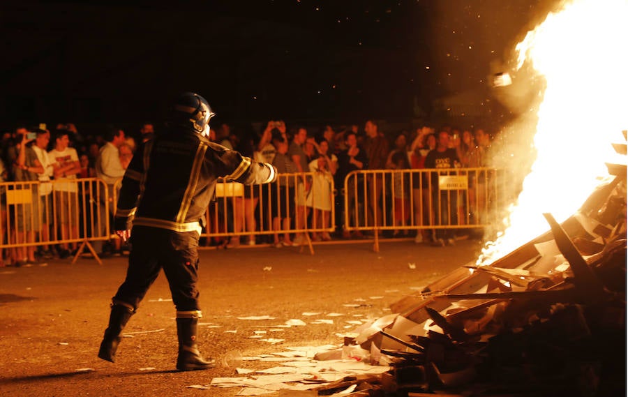 Fotos: Hoguera de San Juan en Palencia