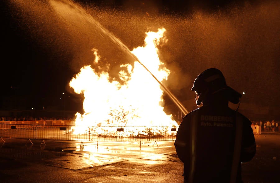 Fotos: Hoguera de San Juan en Palencia
