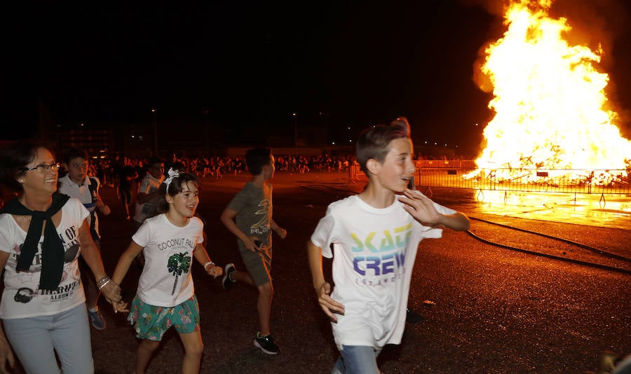 Fotos: Hoguera de San Juan en Palencia