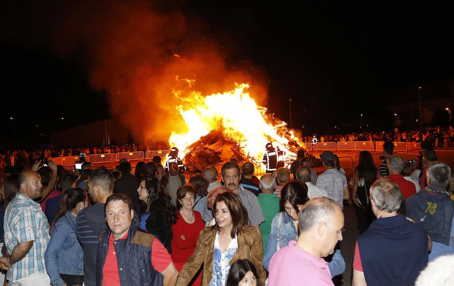 Fotos: Hoguera de San Juan en Palencia