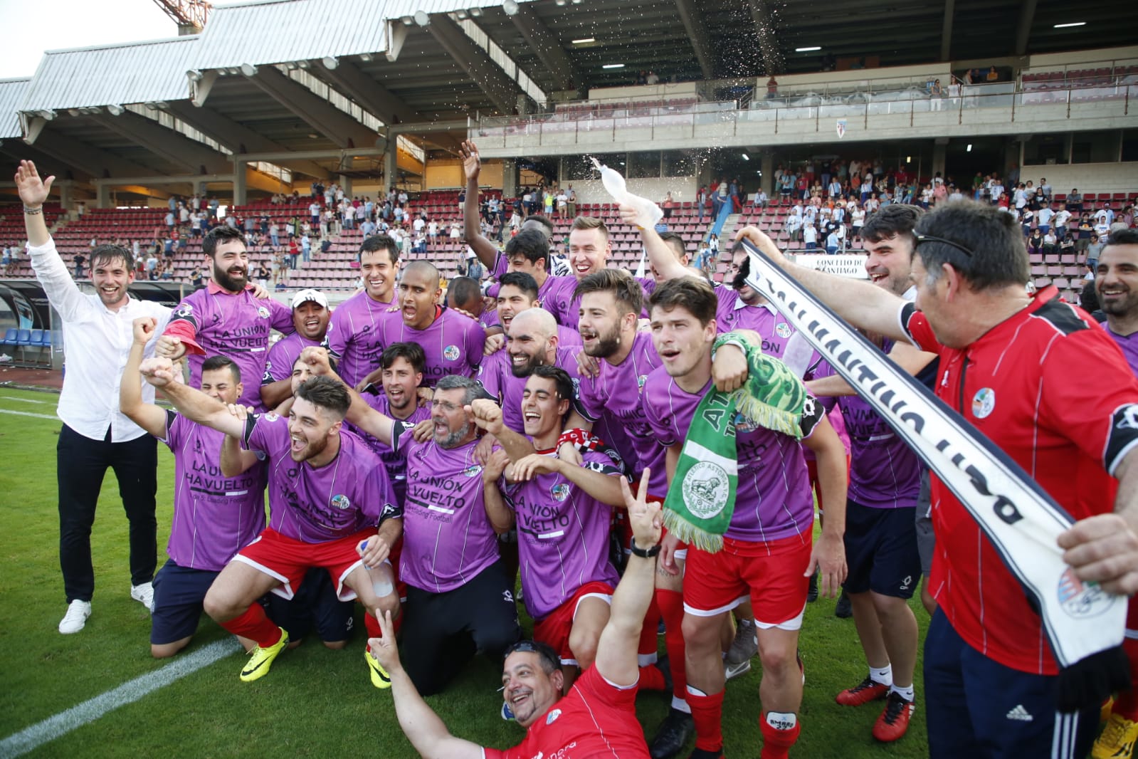 Fotos: El Salmantino asciende a Segunda B