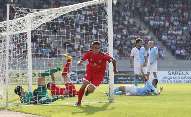 Garban corre para celebrar su gol ante el Compostela. 