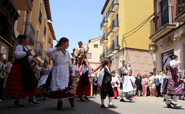 Los niños bailan jotas durante la procesión. 