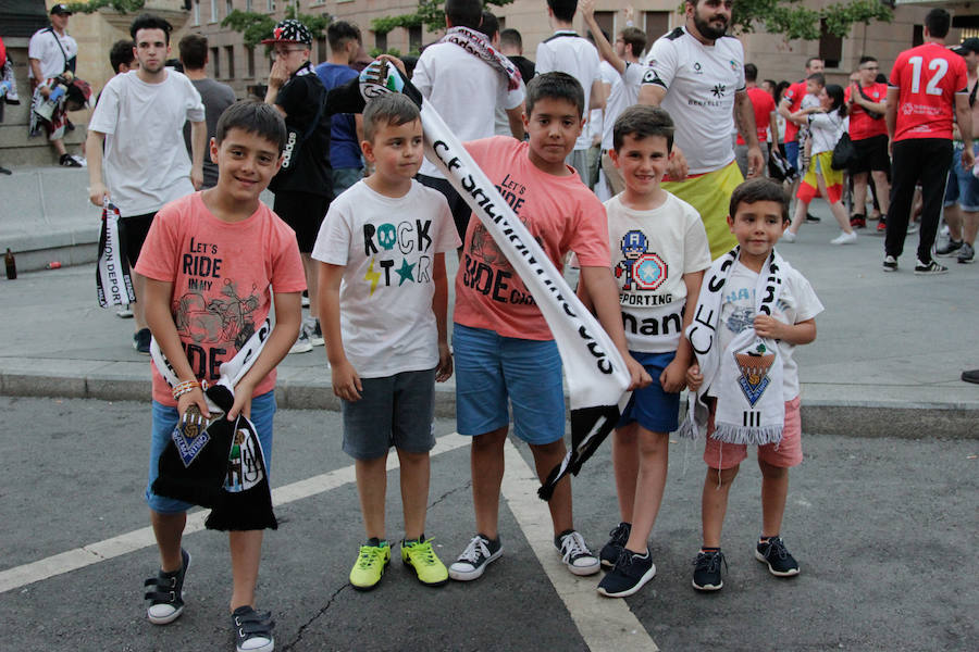 Fotos: La afición del Salmantino celebra en la Gran Vía