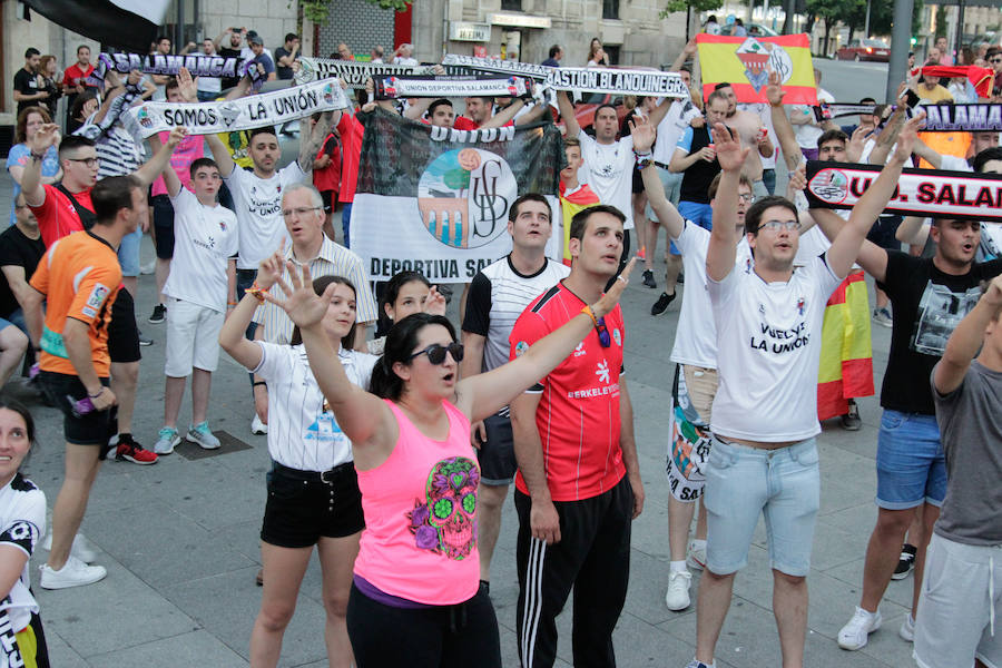 Fotos: La afición del Salmantino celebra en la Gran Vía