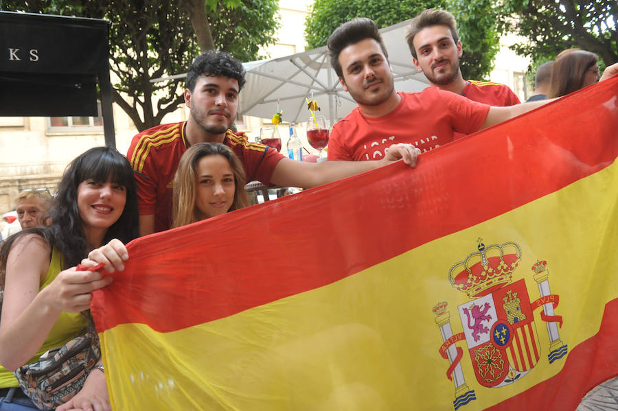 Fotos: Los vallisoletanos contienen el aliento durante el España-Marruecos