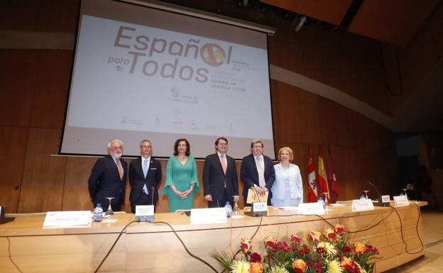 Autoridades políticas y académicas durante la apertura del Congreso.