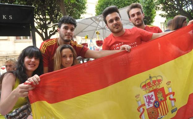 Silvia, María, Mario, Omar y Enrique, en una terraza de la zona de la Plaza de la Universidad durante el partido.