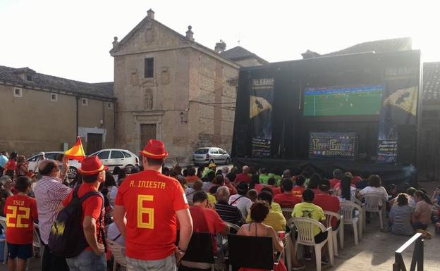 La pantalla gigante que instaló el Ayuntamiento de Rioseco pudo emitir el partido gracias al wifi de un bar próximo.