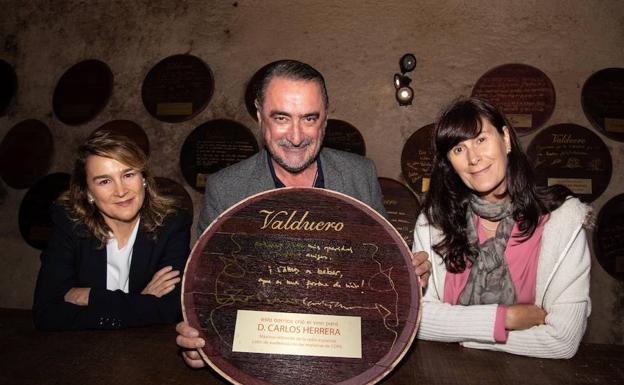 Carlos Herrera hace parada en Bodegas Valduero al recorrer el Camino de Santiago