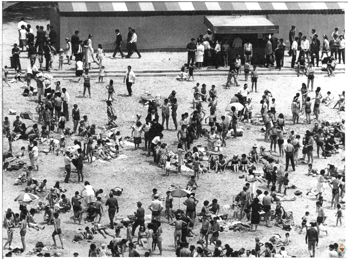 Fotos: Los veranos en la playa de Las Moreras en los años 70