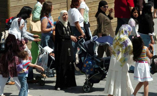 Madres musulmanas con sus hijos, en Segovia. 