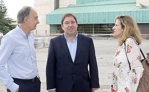 Amador Menéndez, con dos de sus profesores, el hoy rector Antonio Largo y Carmen Barrientos. 