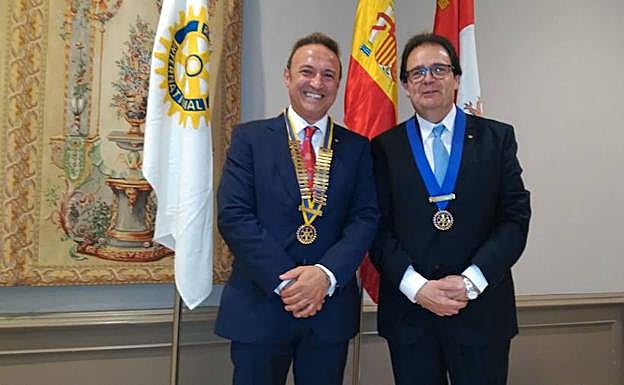 Abril Bienzobas, a la derecha, acompañado por el presidente saliente, René Fernández. 