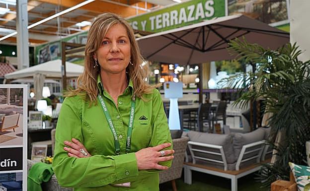 Arancha Martín, vendedora de mobiliario de jardín de Leroy Merlin Valladolid 