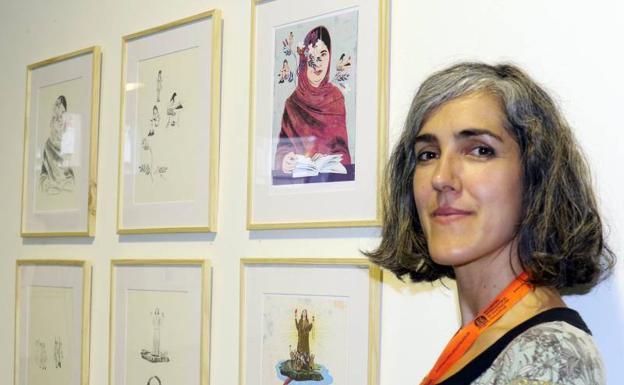 Sonia pulido, junto a sus ilustraciones, en el LAVA. 