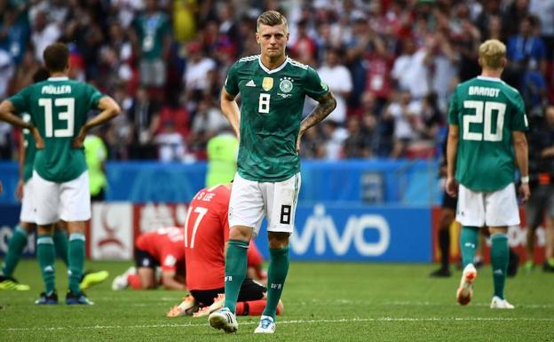 Tony Kroos, triste tras la derrota de Alemania ante Corea del Sur que supuso la eliminación de su selección.