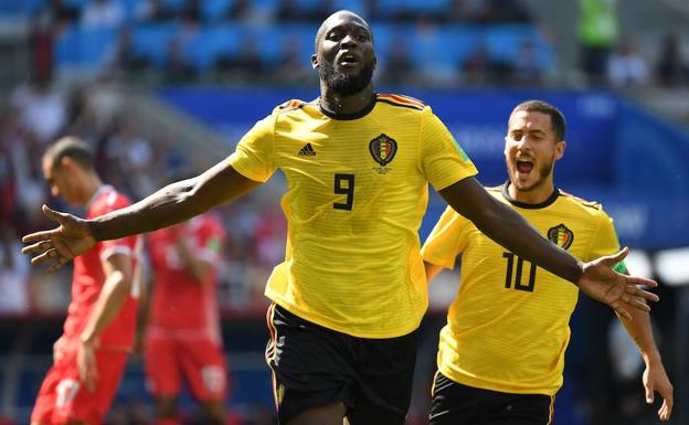 Lukaku y Hazard corren a celebrar uno de sus goles antes Túnez.